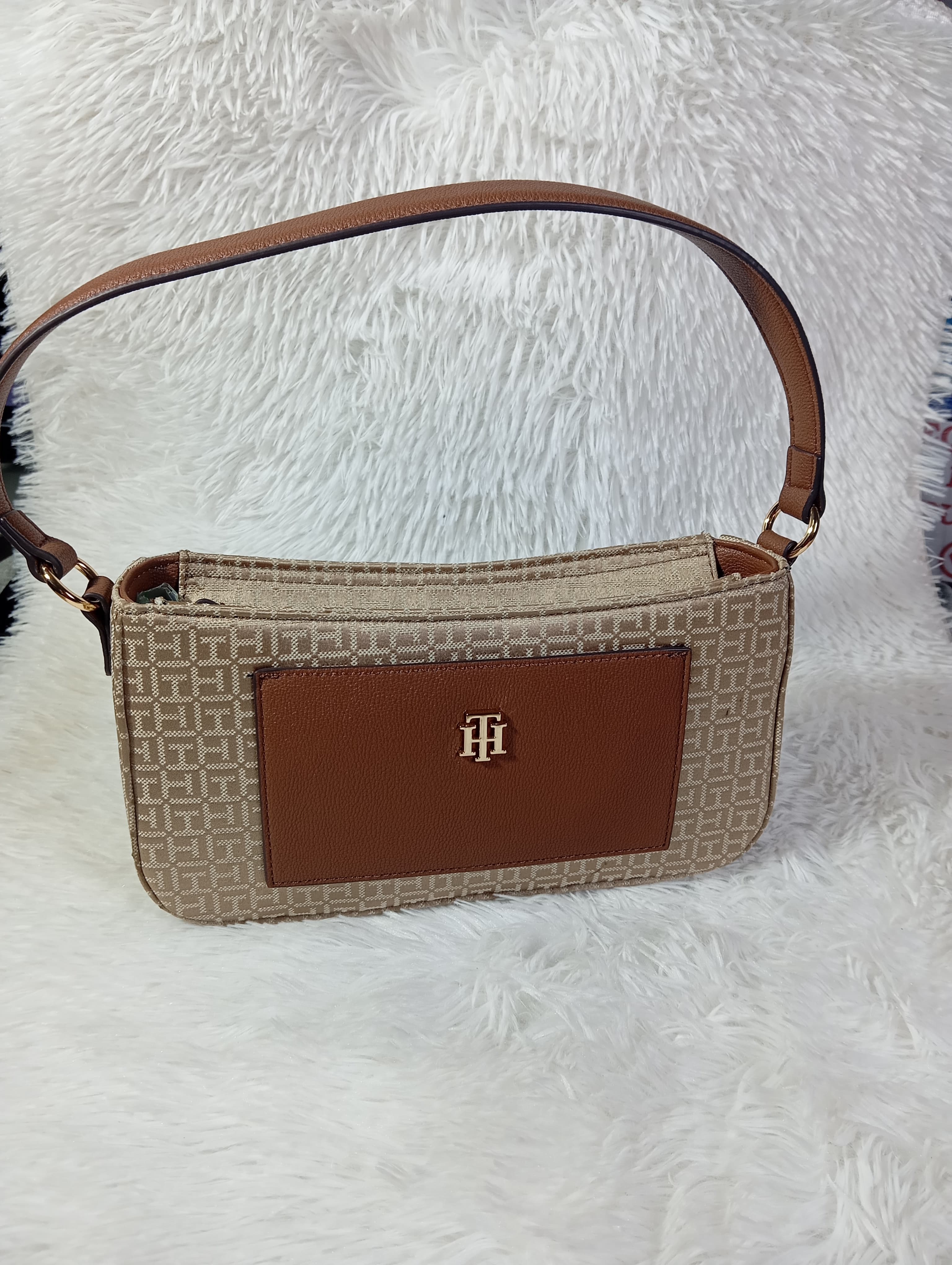 BAGUETTE BEIGE TH MONOGRAMIADA